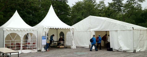 Pagoden und Festzelt mit Gewichten